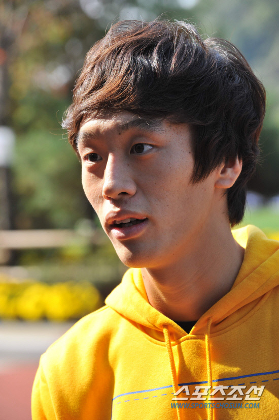 
	����������2010.10.18.

���缮�� ������ƽþȰ��ӿ� �����ϴ� 23�� ���� �౸��ǥ�� 18�� ����NFC(�౸Ʈ���̴׼���)�� �Լ��ϸ�  ��ǥ�� �շ��Ұ��� ������ �ִ�.

����NFC=������ ���� young@sportschosun.com


