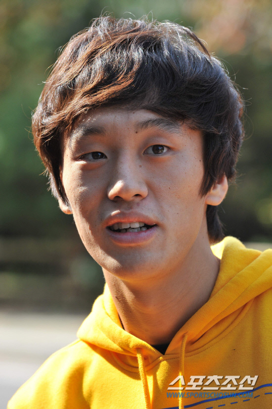 
	����������2010.10.18.

���缮�� ������ƽþȰ��ӿ� �����ϴ� 23�� ���� �౸��ǥ�� 18�� ����NFC(�౸Ʈ���̴׼���)�� �Լ��ϸ�  ��ǥ�� �շ��Ұ��� ������ �ִ�.

����NFC=������ ���� young@sportschosun.com


