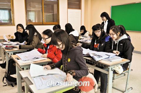 [신문은 내 친구] 구로동 구현고 논술반… 기사 읽고 주제파악 '척척'… "논술학원 안가요"