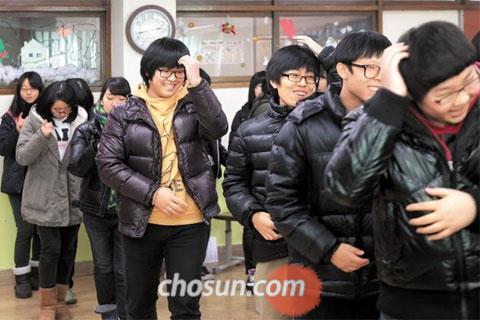 '알몸 졸업빵' 대신 합창·댄스