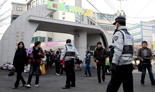 경찰 '감시' 속에 졸업식 진풍경