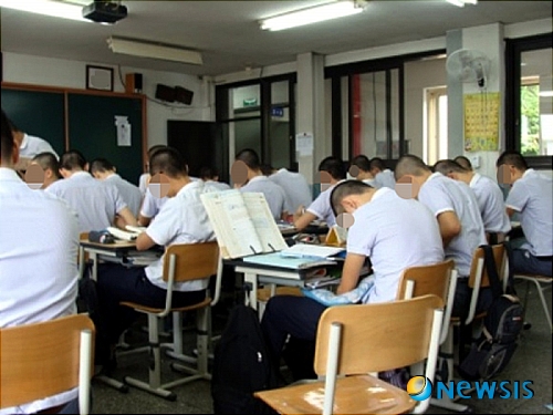 신학기 앞둔 고교생 '두발규제 집단 반발'