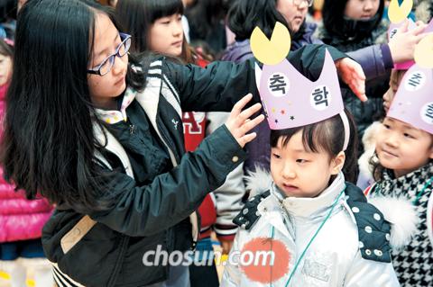 [맛있는 교육] 입학 왕관·오케스트라 등장이오!… 요즘 입학식은 '축제'