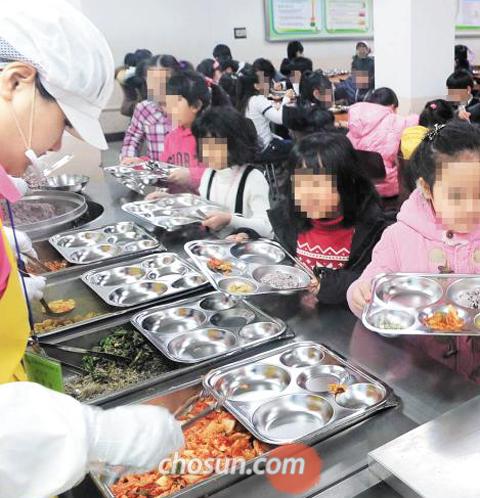 [무상급식 서울·경기 초등학교에 가보니] "학교 급식 배 고파요… 고기 반찬 보기 힘들어요"