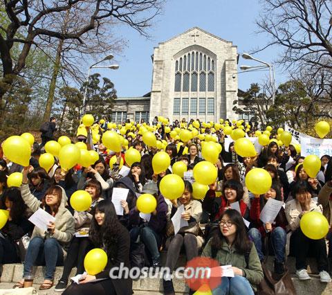 "등록금 인상 철회하라"… 채플 수강 거부