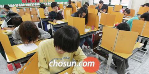 [안석배 교육팀장의 현장 리포트] 서술형 시험 대혼란… 교사도 학생도 준비 안돼… 단답형 문제가 90%