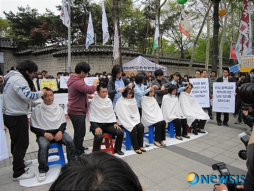 등록금에 뿔난 대학생들, 단체 삭발