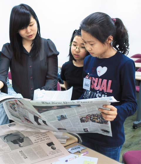 [신문은 내 친구] "세계지도 놓고 글로벌마인드 배운다"… '영어 NIE 수업' 인기 확산