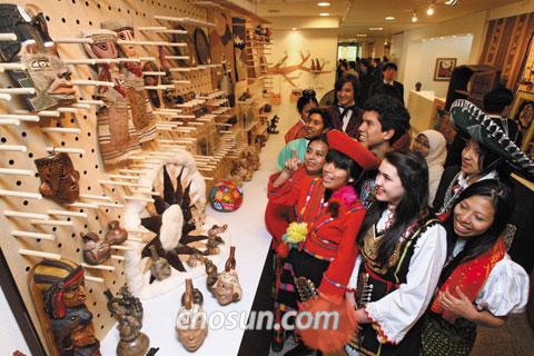 [경희대·경희사이버대] 외국어로만 대화하는 '글로벌 존'…  세계화 열기 가득한 캠퍼스