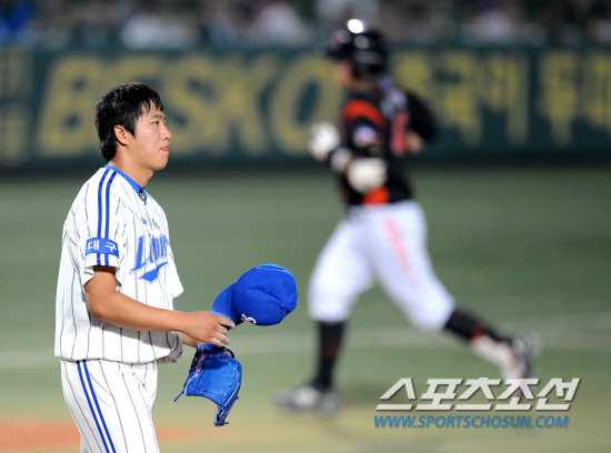 
	�Ｚ�� ���� B�� ������ �̿켱�� 9�� �Ե������� Ȩ���� 3���� ����ߴ�. 4ȸ�� ����ȣ���� 2��Ȩ���� ����� ������ ���. ������ �̿켱�� �������� �ý��� 18��⿡�� ��Ȩ�� ���� �Ǹ��ϰ� B���� �ӹ��� �����ؿԴ�. 

�뱸=������ ���� songs@sportschosun.com


