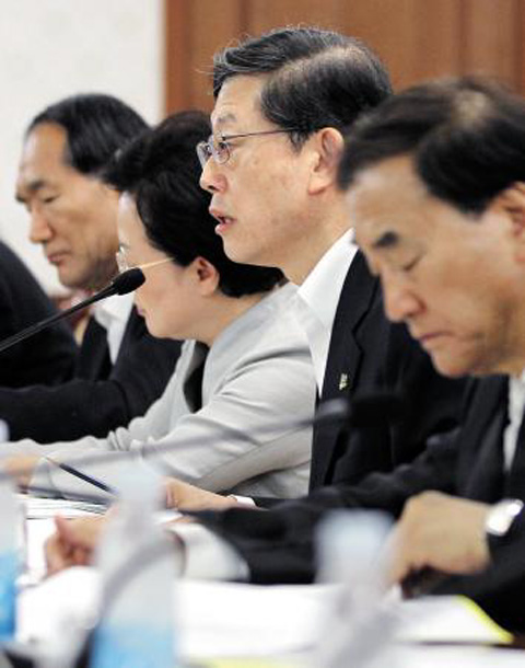 '반값 등록금'에 年 3조원 필요… 세금 더 내든지 복지 줄이든지