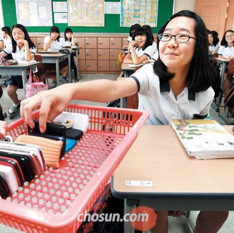 [교실이 무너진다] "학교에 오면 휴대전화부터 걷어요"