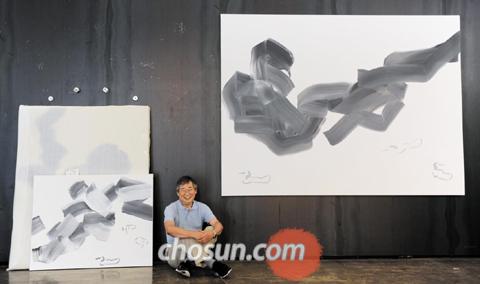 “내 작품이 어렵다고요? 붓질 몇 번 슥슥 하면 나오는 작품 속 오리처럼 이해하기 쉬운 작품인데….”벽에 걸려 있는 그림은 작가 이강소의‘虛-Emptiness’연작 중 한 점. /안성=전기병 기자 gibong@chosun.com