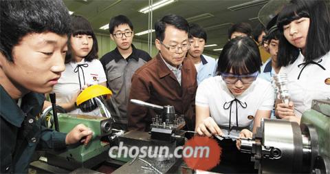 [오늘의 세상] 대기업이 문 여니… 商高·工高 학생들 "대학보다 취업" 유턴