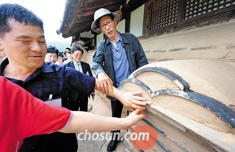  17일 오후 대구 달성군 남평문씨 세거지인 인흥마을에서 대구시각장애인연합회 회원들이 유홍준 명지대 교수(오른쪽)의 안내에 따라 돌담을 만져보고 있다. /대구=남강호 기자 kangho@chosun.com