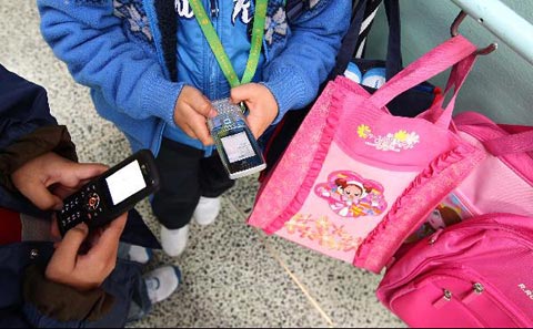 휴대전화 처음 갖는 나이는 10세