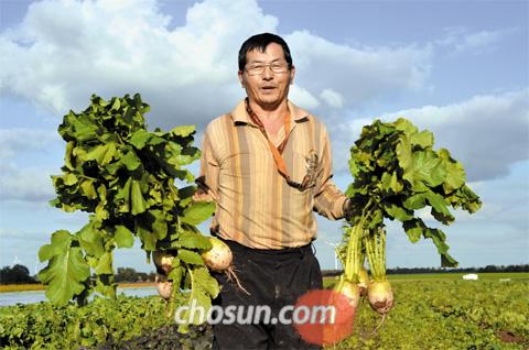 장광흥씨의 양손에 들린 알 굵은 순무가 자라는 이 땅은 60~70년대 우리 젊은이들이 광부로 파견됐던 독일 아헨 지역이다. 1977년 마지막 파독 광부로 독일에 파견된 장광흥씨는 정년퇴직한 뒤 이곳에 우리 종자를 가져와 한국산 채소만 전문으로 생산하고 있다./ 신동흔 기자