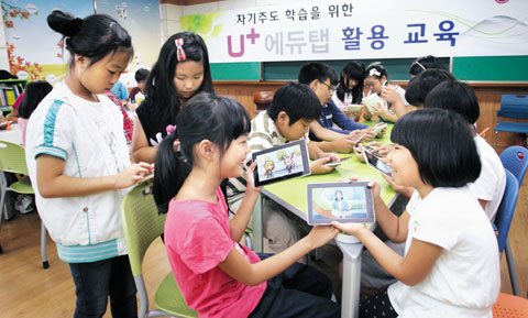 U+ 에듀탭 - 전 학년 걸친 학습앱, 아이리버탭 - 수험생에 특화된 콘텐츠