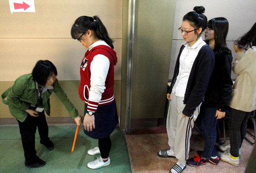 무선 이어폰, 휴대전화를 붕대로 몸에 감아 숨긴 수험생 적발