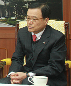 충북대 총장, 총장 직선제 폐지않으면 사퇴하겠다