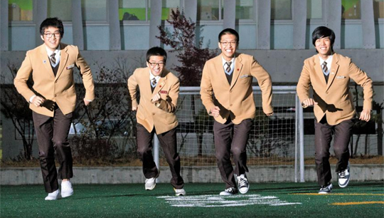 여학생들 잠든 뒤 공부 '체력으로 승부'