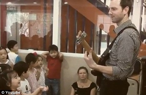 펑크음악에 빠진 어린이들, 전 세계 네티즌을 사로잡다