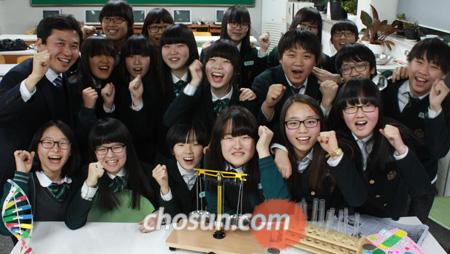 [NIE(신문활용교육)] 공식 암기 대신 '과학 신문' 제작… "스티브잡스 기사에서 IT 역사 배워요"