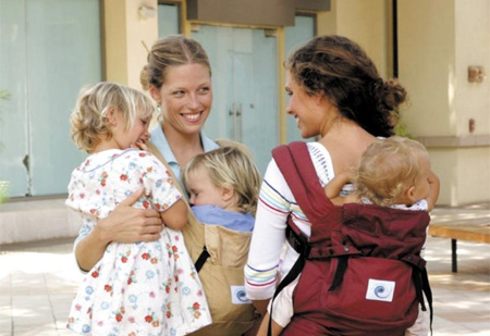엄마 품속의 자유… 성장도 생각한 '베이비 캐리어'