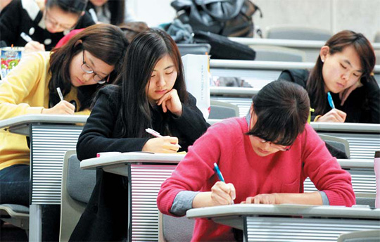 [오늘의 세상] 글 마구 쓰는 디지털 시대… 펜과 종이의 유쾌한 반란