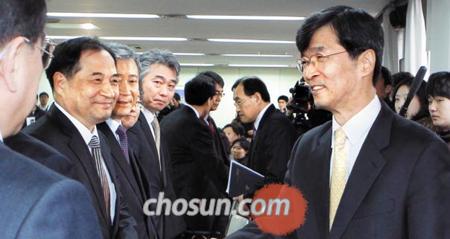 곽노현, 업무 복귀 첫날부터 교과부와 '학생인권조례' 충돌