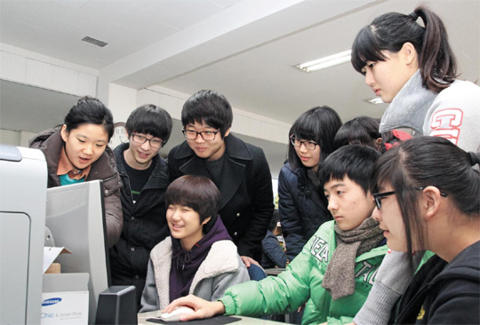 상영 UCC 직접 만들고, 타임캡슐 묻고… "졸업식도 축제"