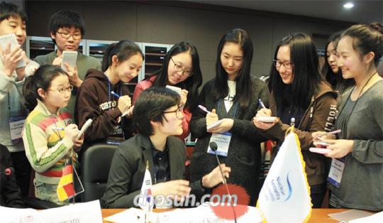 [NIE 신문활용교육] 학생기자단 영어로 열띤 취재… "세계 누비는 차세대 기자 될래요"