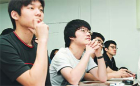 서울케이스사관학원_ "식사시간도 아까워" 책과 겸상