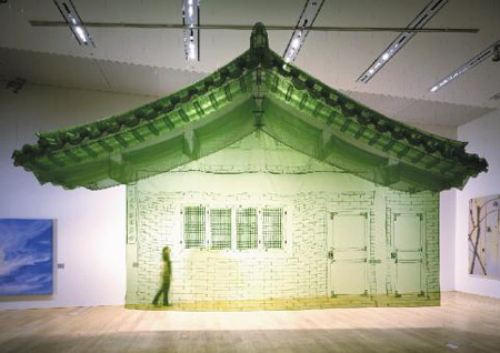 서도호는 자신이 10~20대를 보낸 서울 성북동 한옥의 요소 요소를 작품으로 구현했다. 사진은 한옥 북벽(北壁)만을 폴리에스테르 천으로 재현한 2005년작‘북쪽 벽’. /ⓒDo Ho Suh