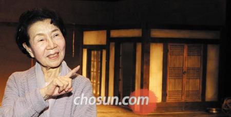 ‘가만히 서 있어도 연기가 된다’는 대배우 백성희는 후배에게“박수를 가려 들을 줄 알아야 한다”고 충고했다. 지난달 28일 서울 서계동 백성희장민호극장에서. /이태경 기자 ecaro@chosun.com