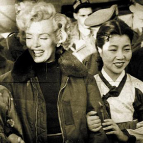 먼로와 팔짱 낀 백성희 1954년 백성희는 주한 미군 위문 공연차 대구를 찾았던 매릴린 먼로의 마중 사절로 동촌비행장에 나갔다.
