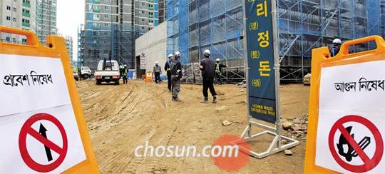 
	���� �ó��� �� ����Ʈ �Ǽ� ����. �ѱ���� �߱���Ρ������������̶�� ���� �԰����� ������ �ְ�, ��۶󵥽þ�Ρ����Ա���' �� ����ȭ�� ���ɡ��� ���ϴ� ������ ���� �ִ�. ���� �κε��� ��� ������ �پ������鼭 ��Ÿ�� �����̴�. /�̸��� ����mwlee@chosun.com
