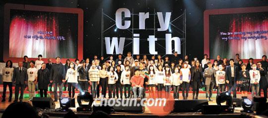 
	���� 3�� 4�� �������б� ���ֳ�������� ���� Ż���� �ϼۿ� �ݴ��ϴ� �ܼ�Ʈ�� ���ȴ�. �����ε�� �Բ� �뷡�� �θ� Ż�� û�ҳ���� �ٷ� �����б��� �ٴϴ� �л����̴�. / �㿵�� ���� younghan@chosun.com
