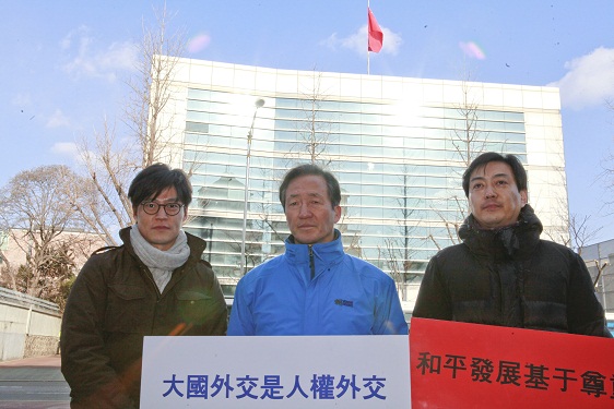 
	�ŷ�Ʈ �̼������� �߱����� �տ��� Ż���� �����ϼ��� �ݴ��ϴ� ��ȸ�� 11�� �����ߴ�. �̾�(����)�� ������ �������� �ǿ�(���), ������ �������� �ǿ�(������)�� �Բ� �߱��� Ż���� �����ϼ��� ��ź�ϴ� ������ ���� ������ ��� �����ϰ� �ִ�. /������ �ǿ��� ����
