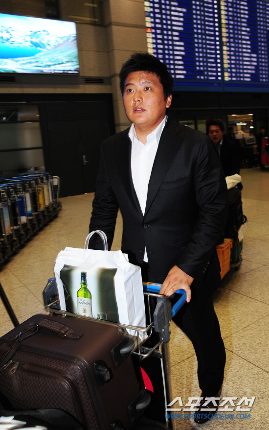 
	 ��ȭ�� ������ķ���� �� ������ ������ 11�� ��õ������ ���� �Ա��ߴ�. ��ȭ�� �ý��� ����ȣ �۽ſ� ���±� ���� ������ 4�� ���¿� ���� �ߴٴ� �򰡴�. ������ �ý��� �ٽ� ���� �շ��� ���±��� �Ա����� ������ ���. ��õ����=������ ���� rainmaker@sportschosun.com/2012.03.11/


