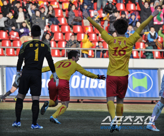 
	11�� ���� ���� źõ ���տ�忡�� 2012 K���� ���� ��ȭ�� ���� ���� ��Ⱑ ���ȴ�. �Ĺ� �߰��ð��� ������ �������� ������Ų ���� ���ġġ�� ȯȣ�ϰ� �ִ�.

����= ���� ���� kyungmin@sportschosun.com/ 2012.03.11.


