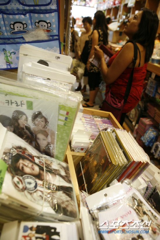 
	���̿� K-POP�� �ռ��� �ѷ� ��ǳ�� Ǯ�� �����ߴ�. ĥ�� ��Ƽ�ư��� �� �ó��� K-POP ���� ��ǰ�� �Ĵ� ���԰� �����ߴ�. �������� ã�� ���� ������ ���Դ� �ѷ� ���� ��ǰ�� ���캸�� �մԵ�� ��������. ��Ƽ�ư�(ĥ��)=���������


