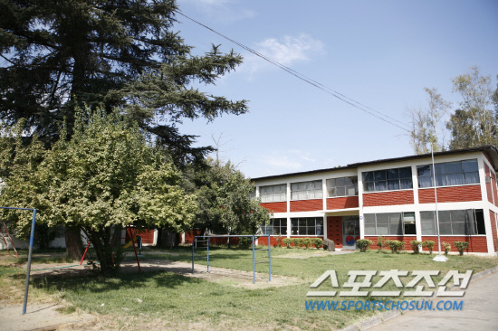 
	��ĥ���ѱ��ѱ��б��� 70~80��� �ð��� �ѱ� �б��� �����Ų��. �� ������ '������ �����ٸ� �� ���� ĥ���ο��� �ѱ�� ����ĥ �� ���� ��'�̶�� �ƽ����� ��Ÿ�´�. ��Ƽ�ư�(ĥ��)=���������


