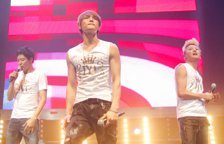 
	9�� ĥ�� ��Ƽ�ư����� �����ϰ� �ִ� JYJ�� ����õ, ������, ���ؼ�(���ʺ���). /�������������θ�Ʈ ����
