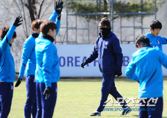 
	��7ȸ ���� �ø��� ���� ������ Ȯ������ ȫ����ȣ�� 14�� ��������Ű���忡�� ������ īŸ������ 2012�����ø��� �ƽþ����� �������� �������� �յΰ� 12�� ����NFC�� �����ƴ�. ȫ���� ������ �������� �Ʒ��� ���Ѻ��� �ִ�. ����=����� ���� cjg@sportschosun


