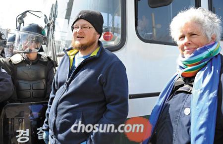 
	�����ر����� �ҹ� ������ �Ϻ� �ܱ��ε鵵 �ֵ������� �����ϰ� �ִ�. 12�� ���� ���� �������� �������� �ر����� �������� ���Ա� �տ��� ����ǰ� �ִ� õ�ֱ� �̻縦 ���� ����(������)�� �� �ܱ��� �� ���� �ٶ󺸰� �ִ�. /������ �������� grapher@chosun.com
