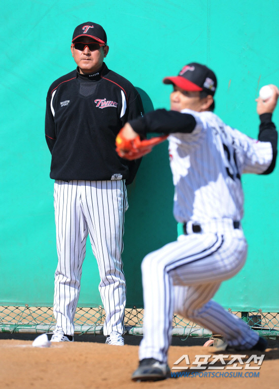 
	����� ������ �ҽ��� LG ����忡 � ������ ��ĥ��. LG �������� ��Űġ�� �����ϰ�, ���ο� �󱼵�� ä������ �ƴ�. �� ������ 12�� �������忡�� ���������� ����Ǵ� �̴����� ������Ī�� ���Ѻ��� �ִ�.

���� ���� kyungmin@sportschosun.com/ 2012.03.12.


