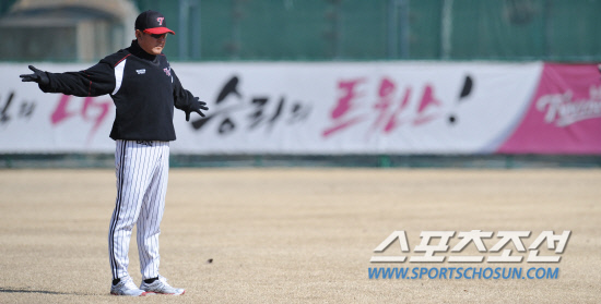 
	LG Ʈ������ ù ���� �Ʒÿ� ����. 2�޿����� �ؿ� �����Ʒ��� ��ġ�� ���� 10�� �ͱ��� LG�� 17�Ϻ��� ������ �ù���⿡ �ռ� ���� LG���忡�� �Ʒ��� �����ߴ�. ����� ������ ������� ȣ���� ���� ���� Ǯ�� �ִ�.

����= ���� ���� kyungmin@sportschosun.com/ 2012.03.12.


