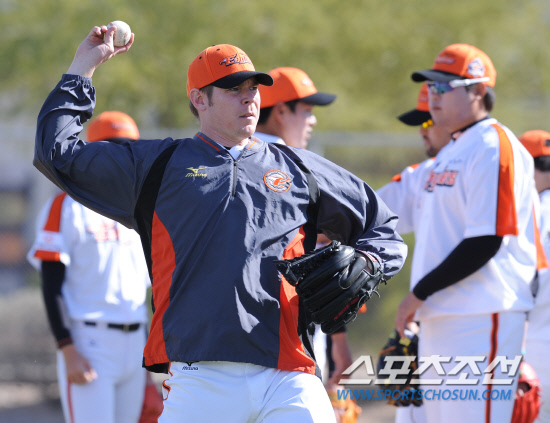 
	��ȭ�� ���� �뺴 ����̾� �轺�� ������ ���� ����ø��� ���� �ָ� �¿�� ��� 14�� SK������ �Ǵٽ� ����뿡 ������. �̱� �ָ������� ������ķ������ ��Ī �Ʒ��� �ϰ� �ִ� �轺. ����(�ָ�������)=���� ���� kyungmin@sportschosun.com 


