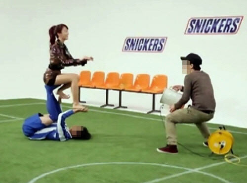 
	�ѽ¿�, ���߹ٴڿ� �ö�Ÿ���θ� �ڼ� '��¦'
